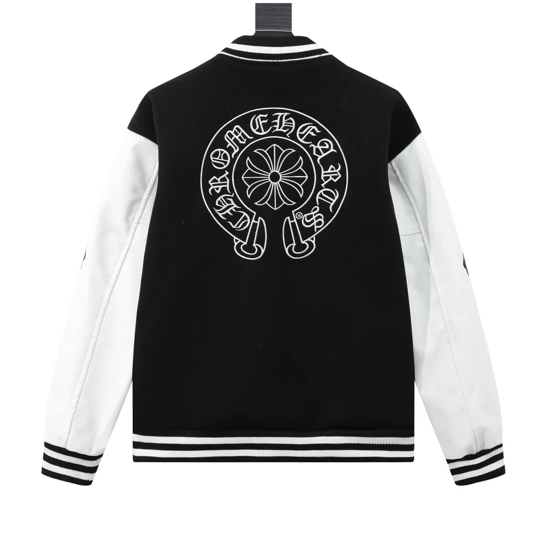 P370 Model No. Y605 Chromehearts/Cro Heart Cross Embroidered Letters Leather Sleeves Spliced ​​Baseball Jacket Channel Boutique The most popular baseball jacket among fashionable men and fashionable women. There are versions at all levels of the market (you must compare the details). The most powerful quality control has been producing and researching baseball uniforms for 7 years. The details are exquisite. With it, you are the most beautiful boy in the world. The paint-coated full-face four-button buckle (button with LOGO), the average weight of the fabric is nearly 900 grams, and it is made of wool + eyeliner blended, custom-woven and dyed wool with high color fastness. The lining is made of silky and delicate cupro fiber! The texture is thick, the color is more uniform and beautiful, and the sharp edges and corners are full of three-dimensionality, showing laziness, casualness, and youthful vitality! size：M-XXL